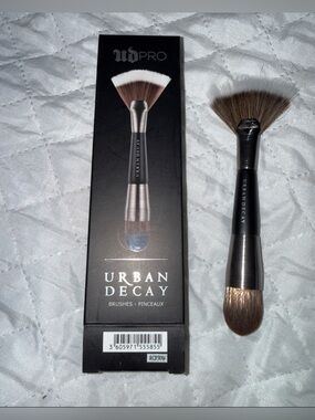 Urban Decay Dual-Ended Fan and Shader Brush — Black and Brown Bristles